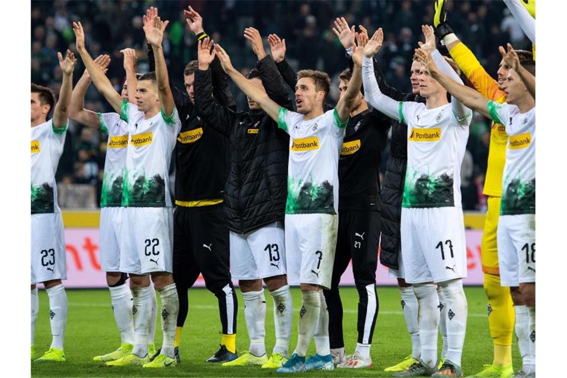 „Schon fast übermächtig“: Gladbach in Feierstimmung Tabellenführer: Gladbachs Spieler feiern den Sieg gegen Frankfurt. Foto: Marius Becker/dpa