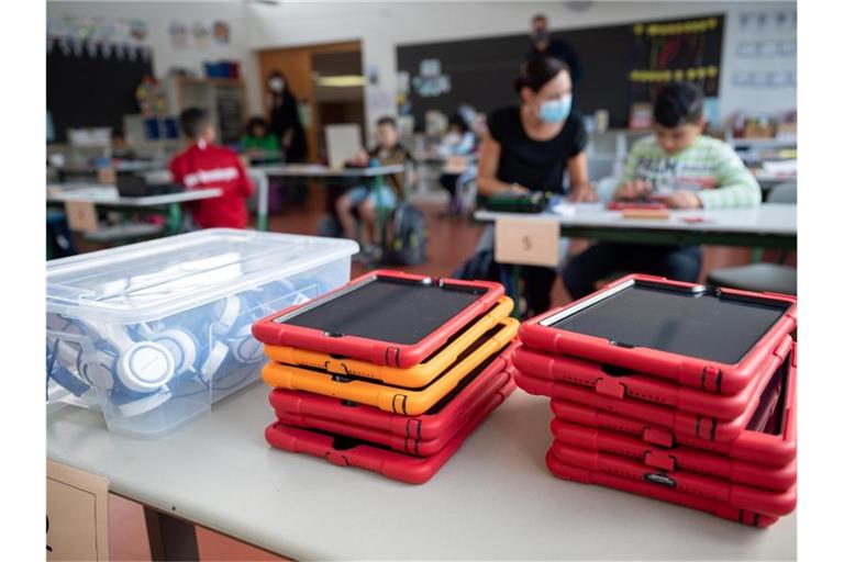 Tablets in einer Grundschule. Foto: Sebastian Gollnow/dpa