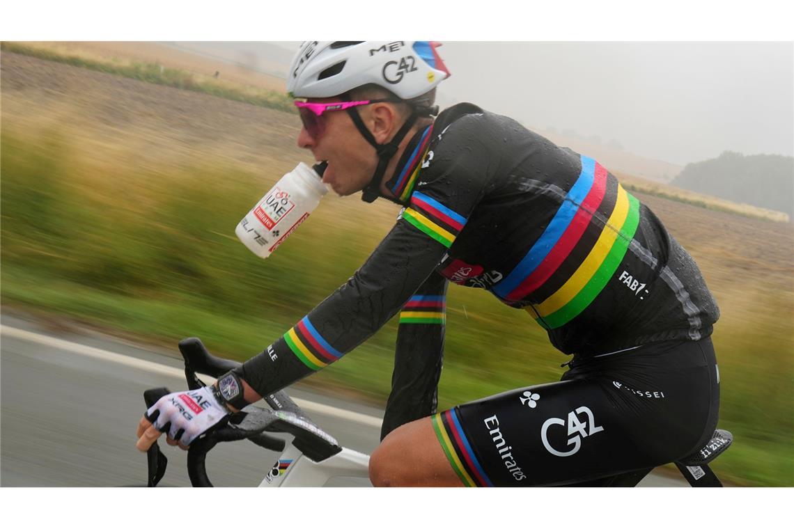 Lipowitz ärgert Tour-Stars: "Habe meinen Schuss probiert" Tadej Pogacar fährt im Regen.