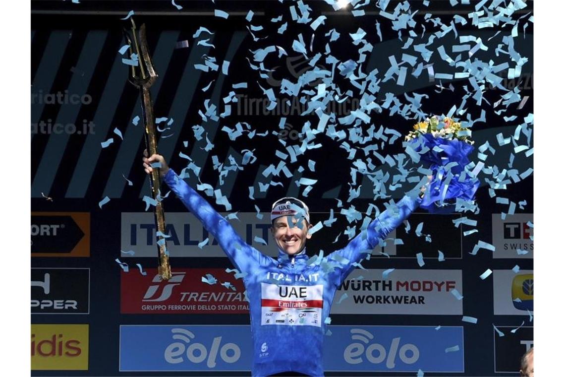 Konkurrenz ratlos gegen Pogacar und Roglic Tadej Pogacar feiert seinen Gesamtsieg bei der Tirreno-Adriatico. Foto: Gian Mattia D'alberto/LaPresse/AP/dpa