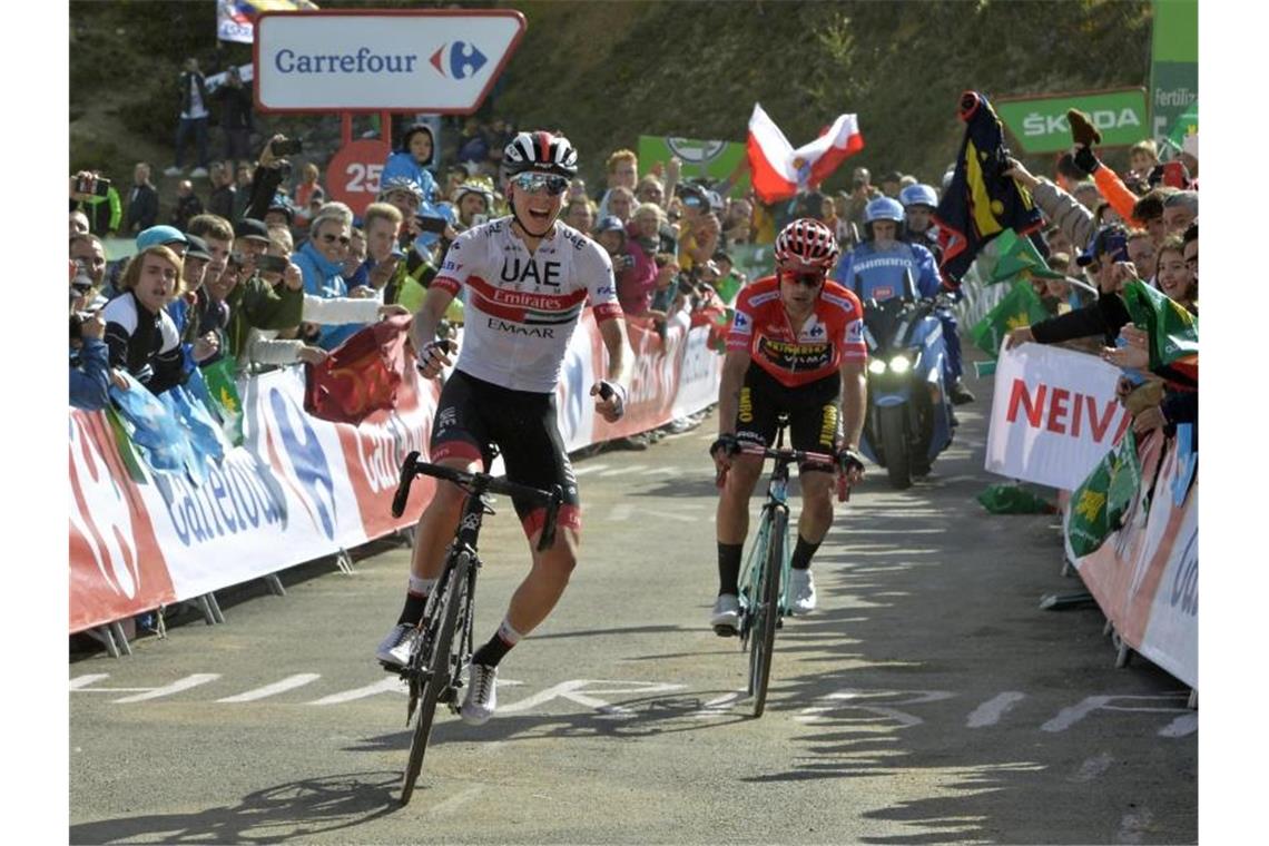 Tadej Pogacar (l) jubelt im Ziel vor Primoz Roglic. Foto: Yuzuru Sunada/BELGA