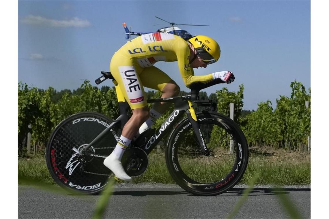 Zunge raus und ab ins Glück: Pogacar vor zweitem Tour-Sieg Tadej Pogacar ließ auch beim Zeitfahren nichts anbrennen. Foto: Christophe Ena/AP/dpa