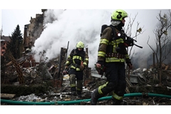 Täglich gehen russische Raketen über der Ukraine nieder. Die EU hilft dem von Russland überfallenen Land, doch die Hilfe kommt oft zu spät und zu zögerlich.