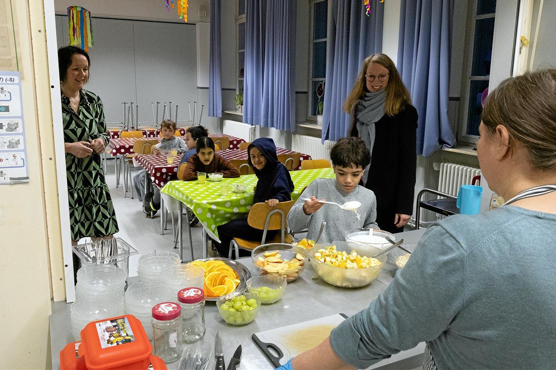 Täglich gibt es an der Pestalozzi- und der Schillerschule ein kostenloses Frühstück. Die Rektorinnen Simone Otterbach, Schillerschule, (links) und Simone Knoblauch, Pestalozzischule, (zweite von rechts) freuen sich, dass sie dies ermöglichen können. Foto: Alexander Becher