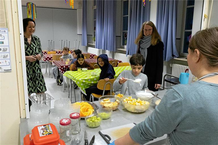 Täglich gibt es an der Pestalozzi- und der Schillerschule ein kostenloses Frühstück. Die Rektorinnen Simone Otterbach, Schillerschule, (links) und Simone Knoblauch, Pestalozzischule, (zweite von rechts) freuen sich, dass sie dies ermöglichen können. Foto: Alexander Becher
