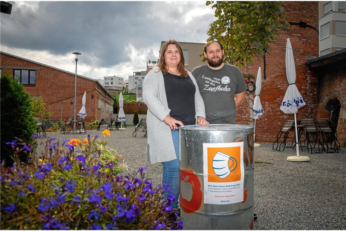 Tälesbräu-Betreiber Andreas und Jessica Huber kontrollieren die Gäste konsequent und stoßen meist auf großes Verständnis. Foto: A. Becher