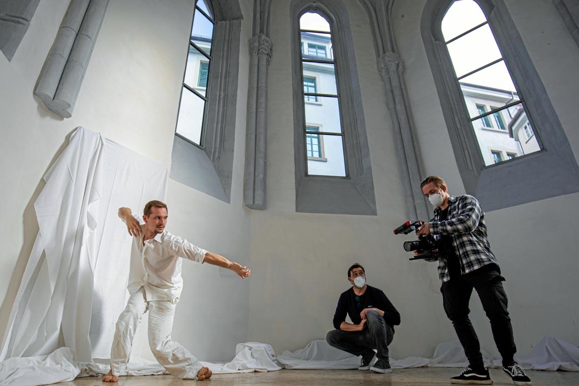 Tänzer Johannes Blattner, Projektleiter und Ideengeber Alexander Grünwald sowie Bruno Spieth (von links) beim Dreh in der Galerie. Foto: A. Becher