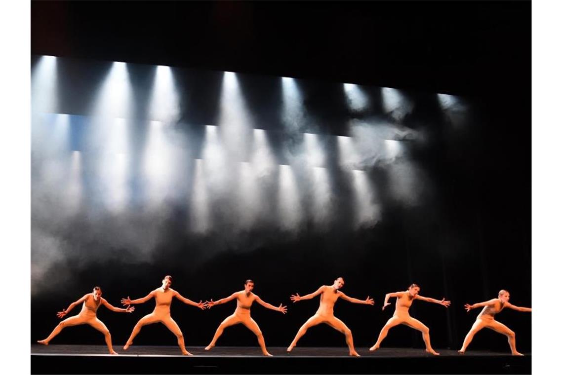 Tänzerinnen der Gauthier Dance Company bei einer Probe im Theaterhaus in Stuttgart. Foto: Bernd Weissbrod/Archivbild