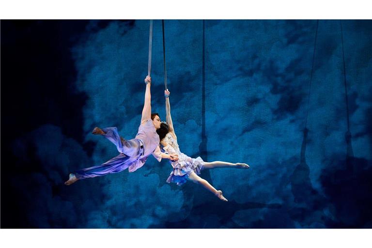 Tänzerinnen und Tänzer spielen in den ersten Showacts der Premiere der Cirque du Soleil in „Alize“ im Theater am Potsdamer Platz in Berlin.