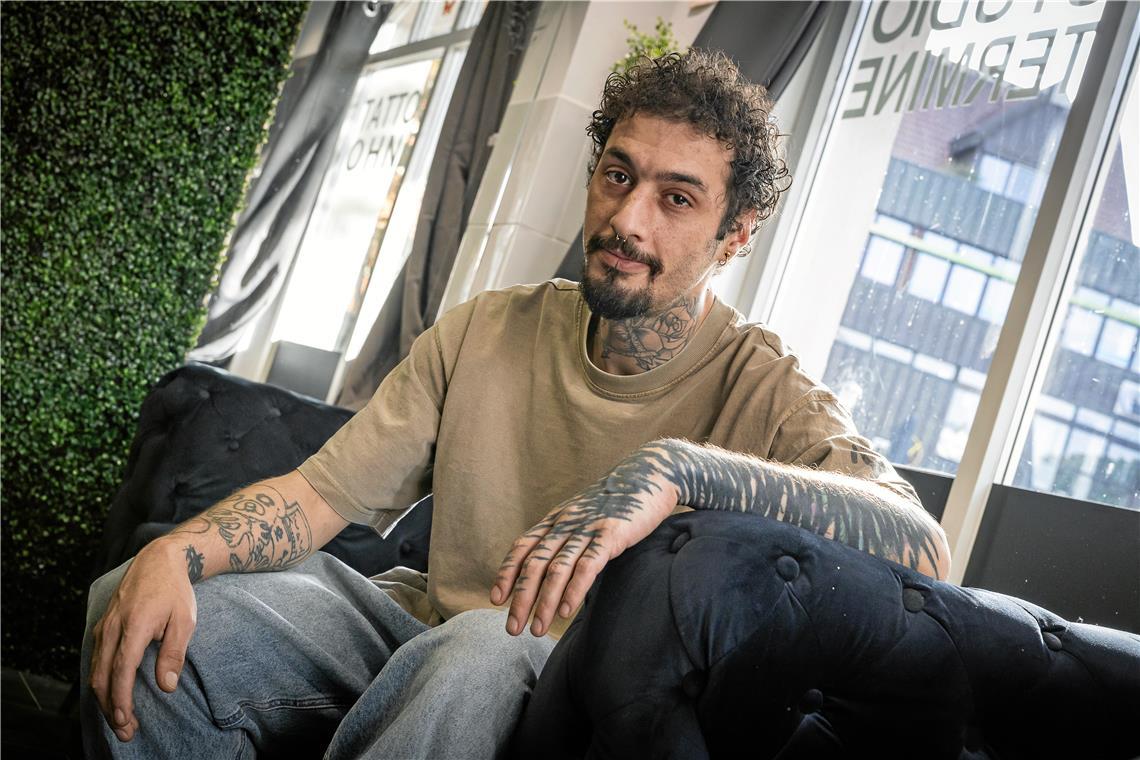 Tätowierer Cristian Oujagaoui Gaston hat auf seinem linken Arm ein großflächiges Cover-up, den rechten hat er bereits einmal lasern lassen. Foto: Alexander Becher