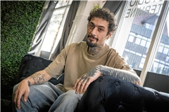Tätowierer Cristian Oujagaoui Gaston hat auf seinem linken Arm ein großflächiges Cover-up, den rechten hat er bereits einmal lasern lassen. Foto: Alexander Becher