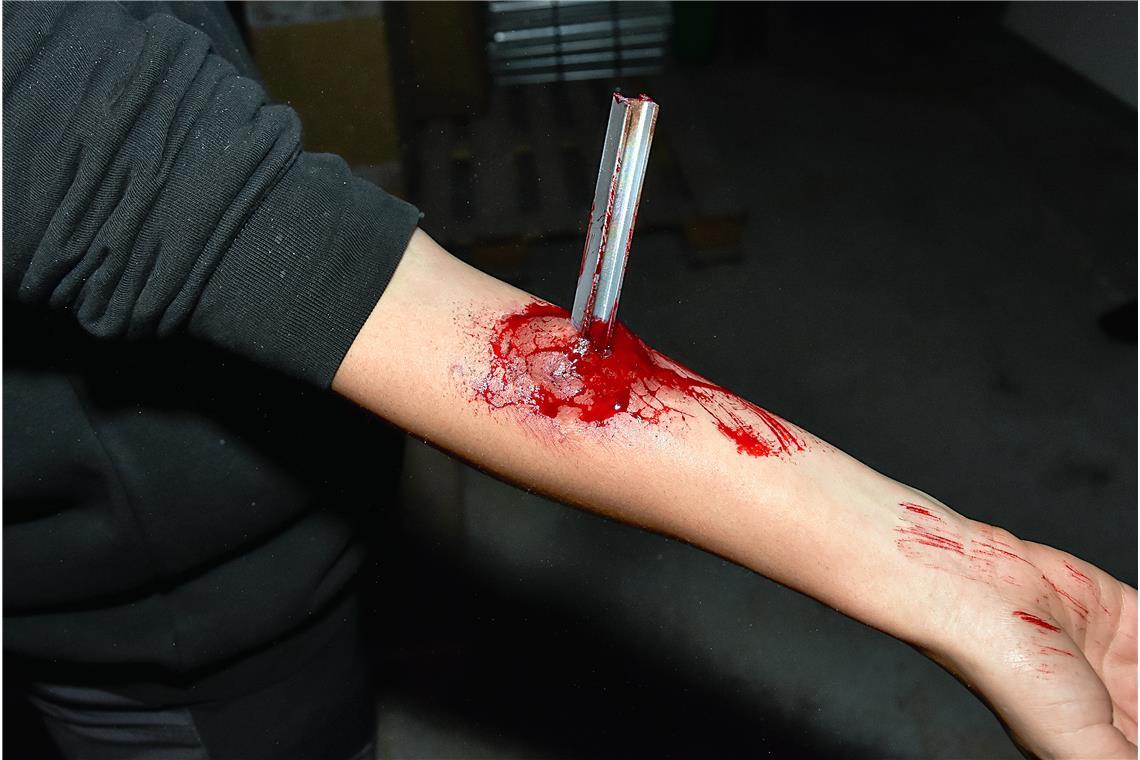 Täuschend echt geschminkt. Eine Armverletzung. Feuerwehr-Jugend-Großübung „Rescu...