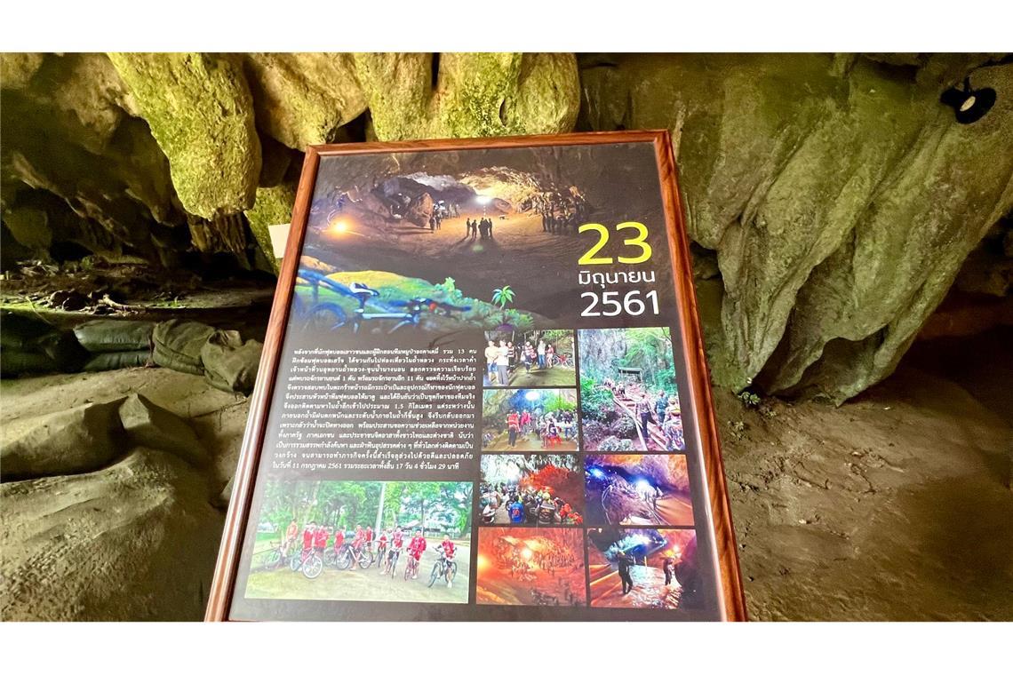 Tafeln an der Tham-Luang-Höhle in Thailand erinnern bis heute an die aufwendige Rettungsaktion von 2018. (Archivbild)