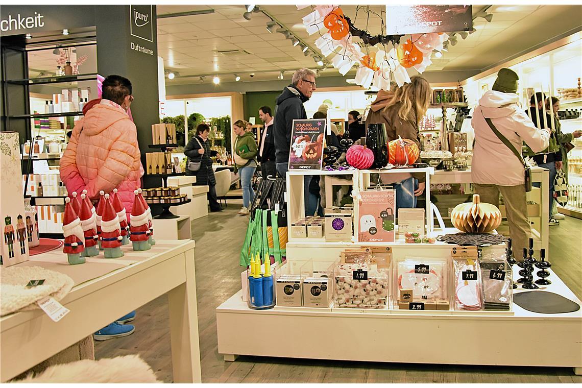 Tag der offenen Tür in den Geschäften. Backnanger Gänsemarkt 2025. SK