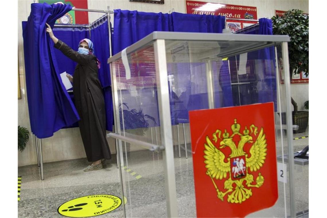 Abstimmung über russische Verfassung endet Tagelang stimmt die Menschen in Russland über die größte Verfassungsänderung der russischen Geschichte ab. Foto: Musa Sadulayev/AP/dpa