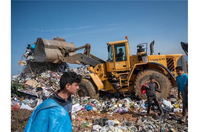 Tagelöhner sammeln auf einer Mülldeponie verwertbare Dinge. Inmitten der schwersten Wirtschaftskrise im Libanon droht der Abfallwirtschaft ein neues Tief. Foto: Arne Bänsch/dpa