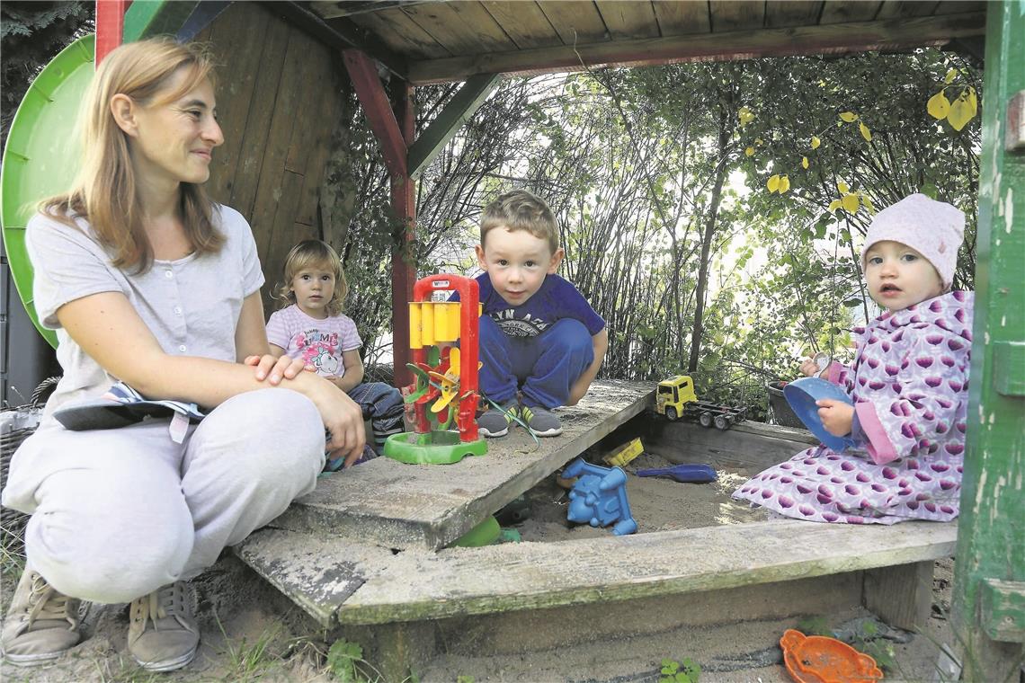 Tagesmütter werden bessergestellt Tagesmutter mit Kindern beim Spielen im Sandkasten: Im Rems-Murr-Kreis werden rund 1200 Kinder in dieser Form betreut. Archivfoto: Imago
