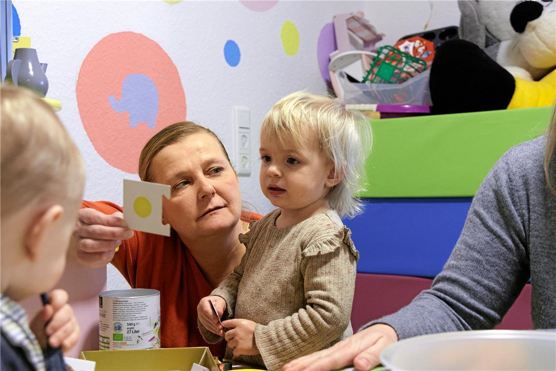 Tagesmutter Oksana Plotnikov wird künftig auf selbstständiger Basis Clara und ihre übrigen Tageskinder betreuen. Foto: Jörg Fiedler