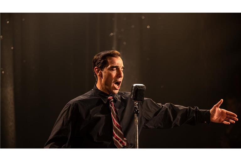 Tahar Rahim spielt im Film den verehrten Workaholic Charles Aznavour