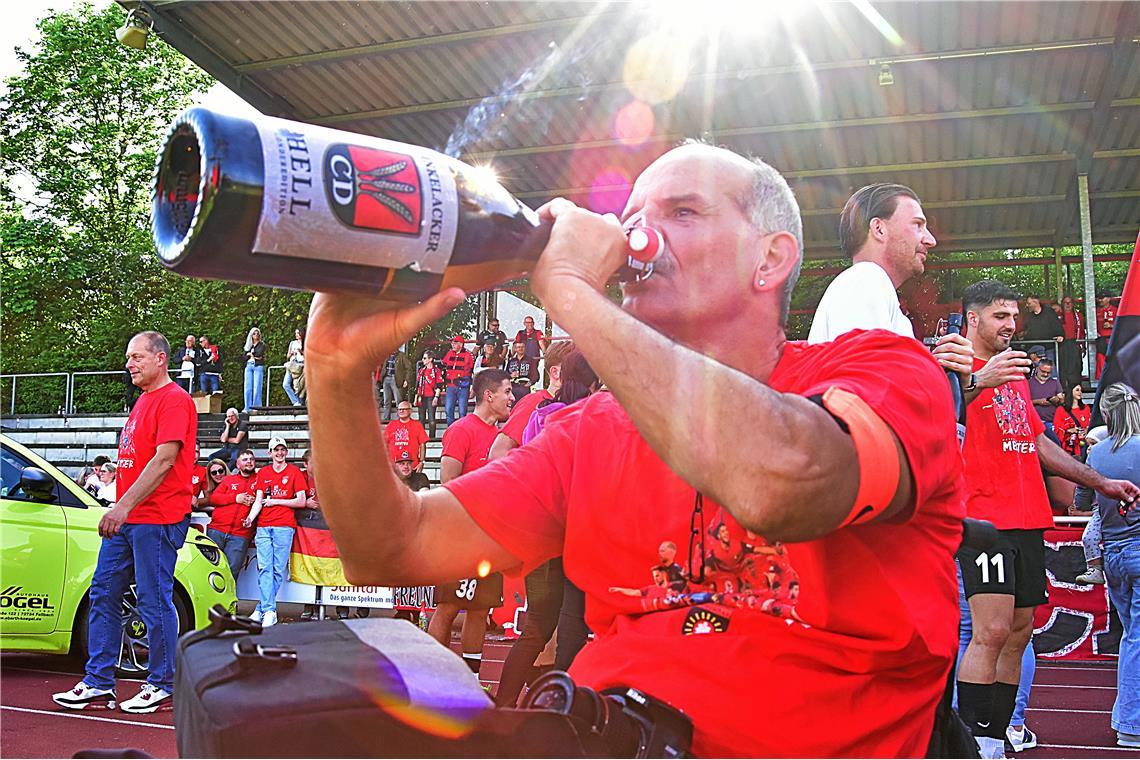 Tai Volkmer nimmt einen kräftigen Schluck aus der Meisterflasche. Auswärtssieg d...
