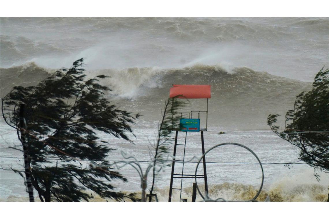 Taifun "Kajiki" wütet in Vietnam - Schäden auf Hainan Taifun "Kajiki" wütete in Vietnam mit meterhohen Wellen.