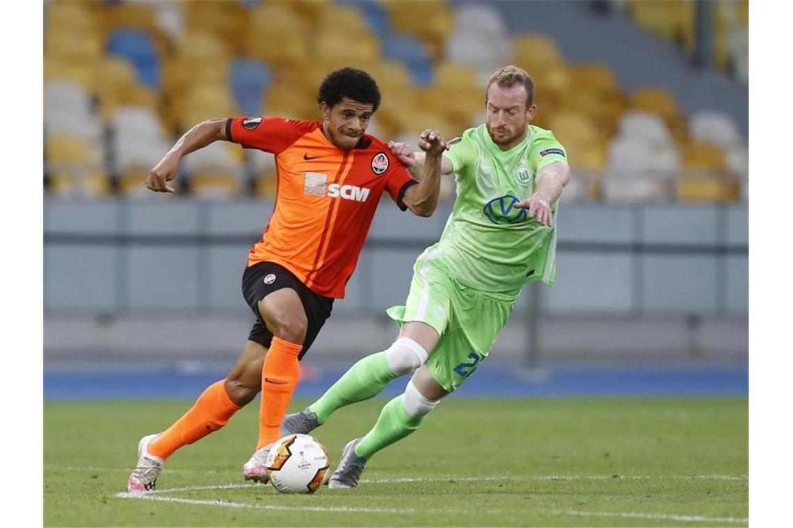 Training statt Finalturnier: Wolfsburgs ernüchterndes Aus Taison (l) von Schachtjor Donezk und Maximilian Arnold vom VfL Wolfsburg kämpfen um den Ball. Foto: Efrem Lukatsky/AP/dpa