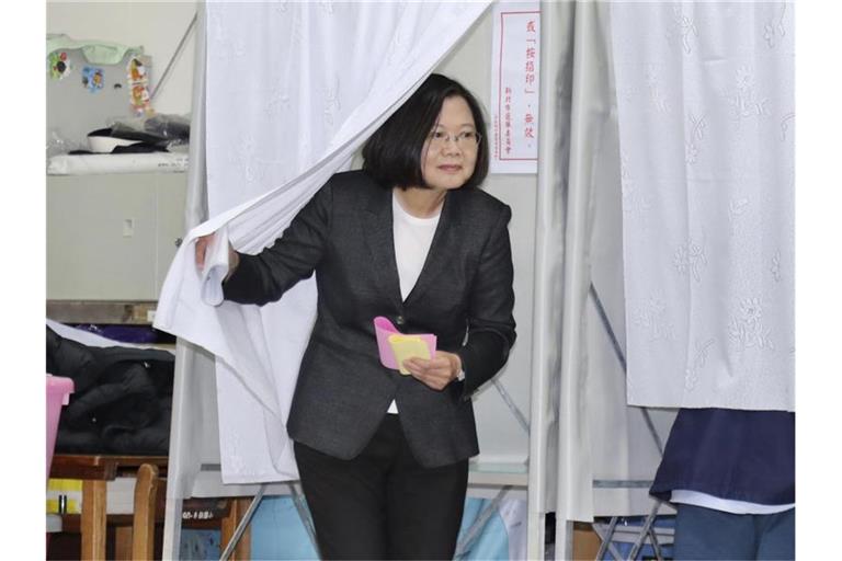 Taiwans chinakritische Präsidentin Tsai Ing-wen vor der Stimmabgabe in Taipeh. Foto: Uncredited/POOL/dpa