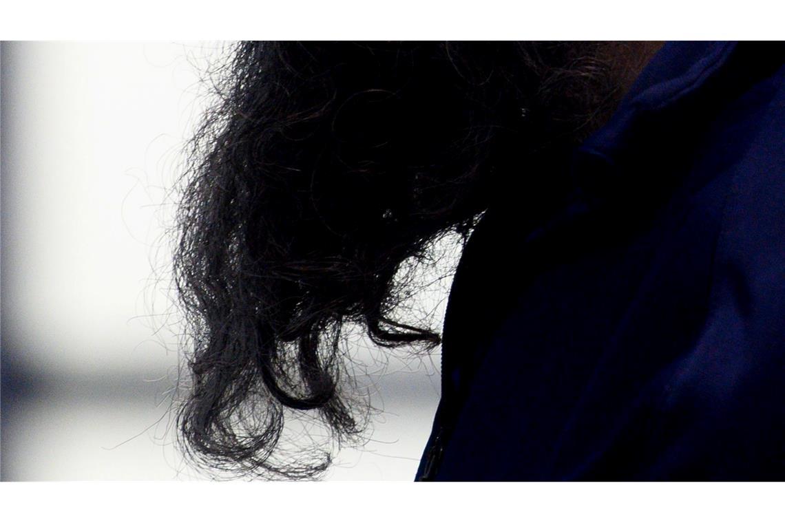 Taleb al-Abdulmohsen sitzt in dem Gerichtssaal in einem Glaskasten.