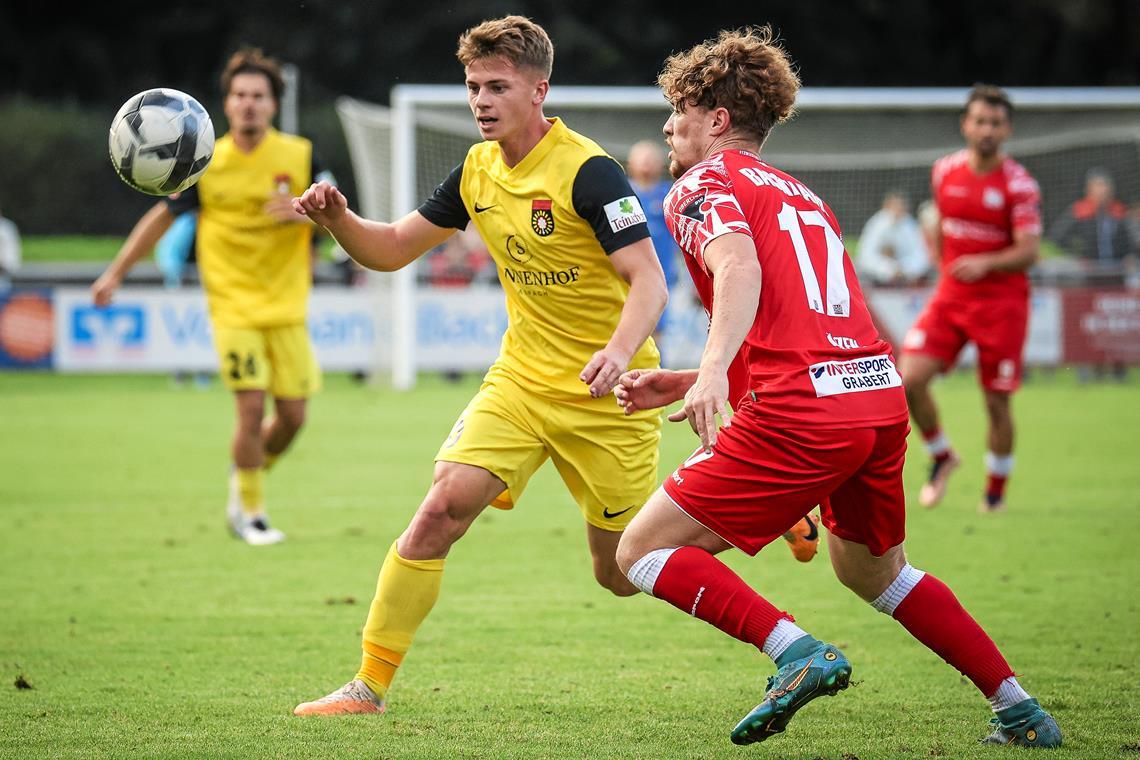 Die TSG Backnang erwartet Freiberg, die SG Sonnenhof Großaspach fährt auf die Alb Talha Özen (rechts) und die Oberliga-Fußballer der TSG erwarten im Viertelfinale den Regionalligisten Freiberg. Für Christian Mistl und die SG Sonnenhof Großaspach geht es zum Landesligisten FC Blaubeuren. Archivfoto: Alexander Becher