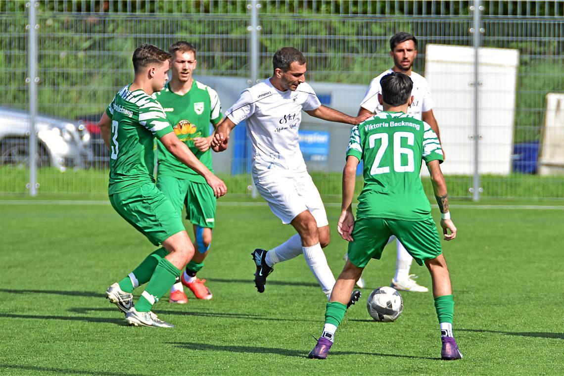 Talha Ünal (Mitte) und Steinbach sind auf einem guten Weg. Der FC Viktoria blickt auf eine schwache Vorrunde zurück. Foto: Tobias Sellmaier