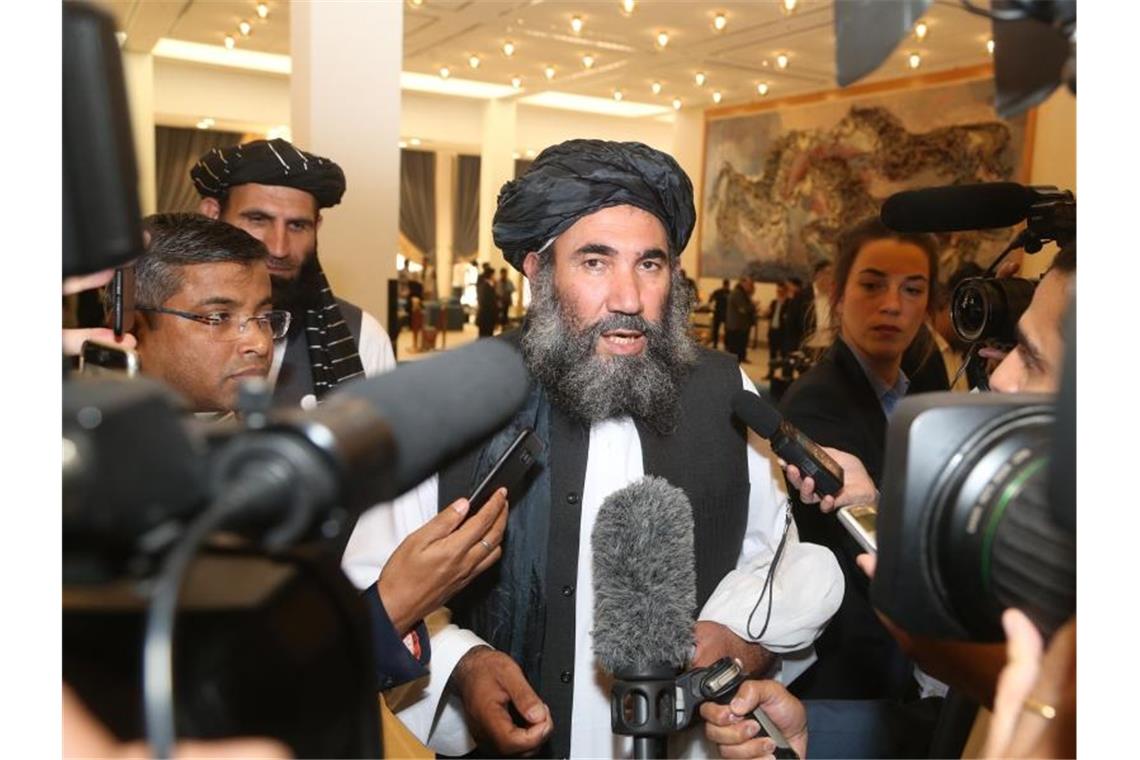 USA und Taliban unterzeichnen Abkommen über Wege zum Frieden Taliban-Anführer Mullah Abdul Salam Zaeef spricht zu Journalisten. Foto: Hussein Sayed/AP/dpa