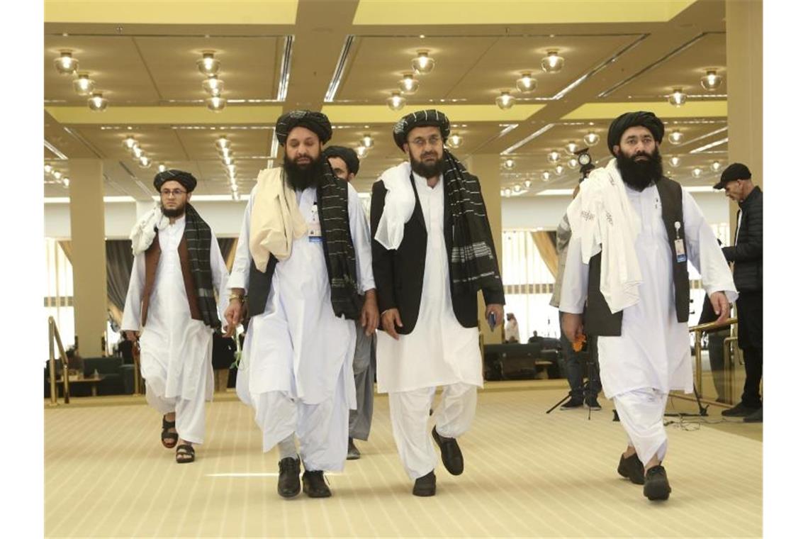 Taliban-Delegation in Doha: Dort hatten die militanten Islamisten und die USA am 29. Februar ein Abkommen geschlossen, das einen Abzug aller US- und internationalen Truppen aus Afghanistan vorsieht. Foto: Hussein Sayed/AP/dpa