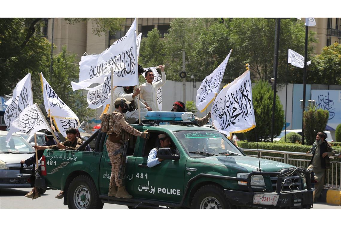 Zurück ins Taliban-Regime: 81 Straftäter abgeschoben Taliban-Kämpfer feiern den Jahrestag des Abzugs der US-geführten Truppen aus Afghanistan. (Archivbild)