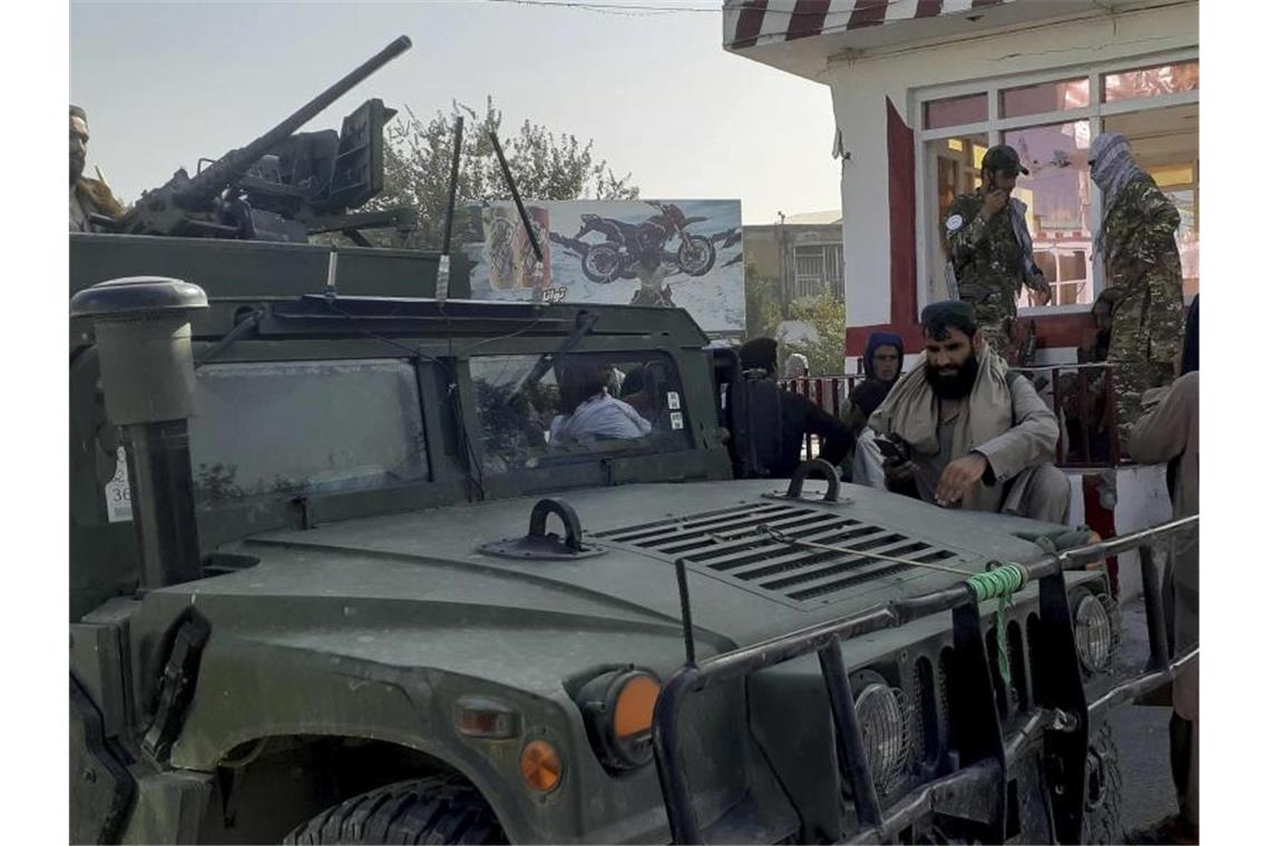 Taliban-Kämpfer halten in der nordafghanischen Stadt Kundus Wache. Foto: Abdullah Sahil/AP/dpa