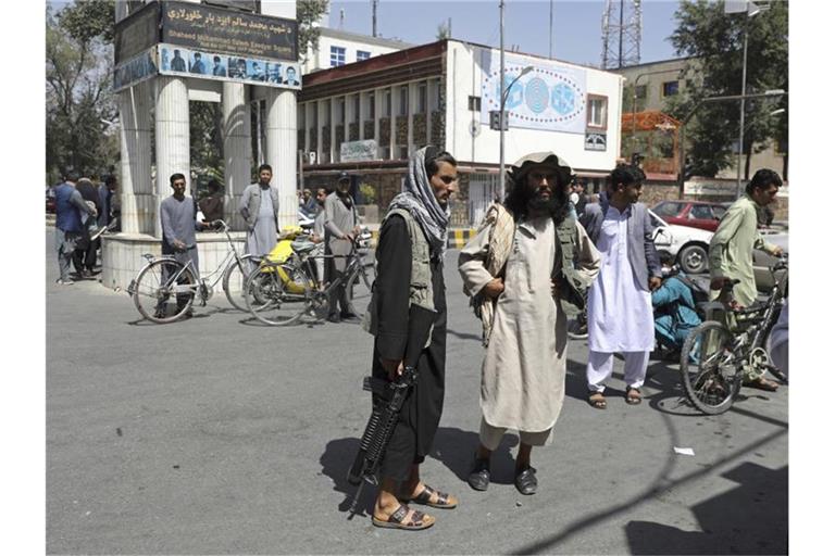 Taliban-Kämpfer in Kabul. In einer Audiobotschaft, die offenbar von der Führung der militant-islamistischen Gruppe kam, wurden Kämpfer aufgefordert, Zurückhaltung zu üben. Foto: -/AP/dpa