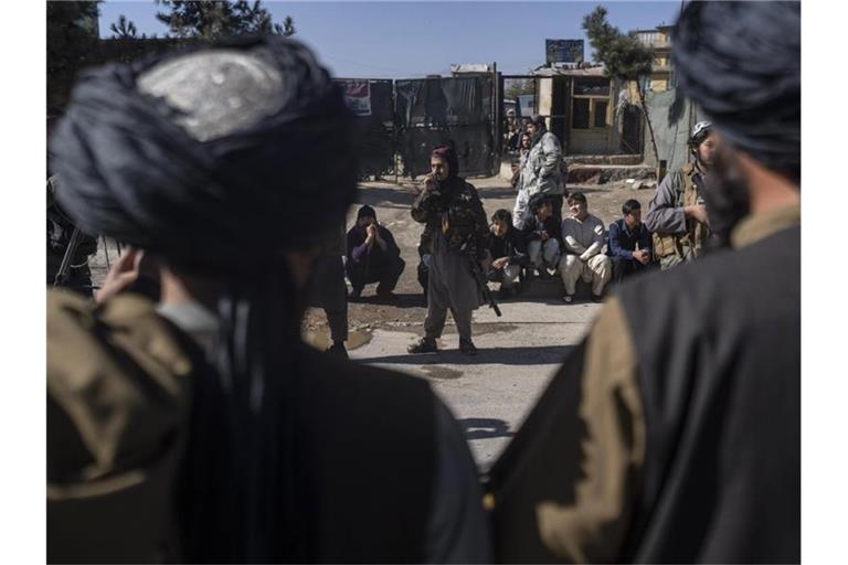 Taliban-Kämpfer in Kabul sichern nach der Explosion einer Bombe den Straßenrand. Laut der Menschenrechtsorganisation Human Rights Watch (HRW) sind seit der Machtübernahme in Afghanistan zahlreiche ehemalige Sicherheitskräfte der Regierung verschwunden oder exekutiert worden. Foto: Petros Giannakouris/AP/dpa