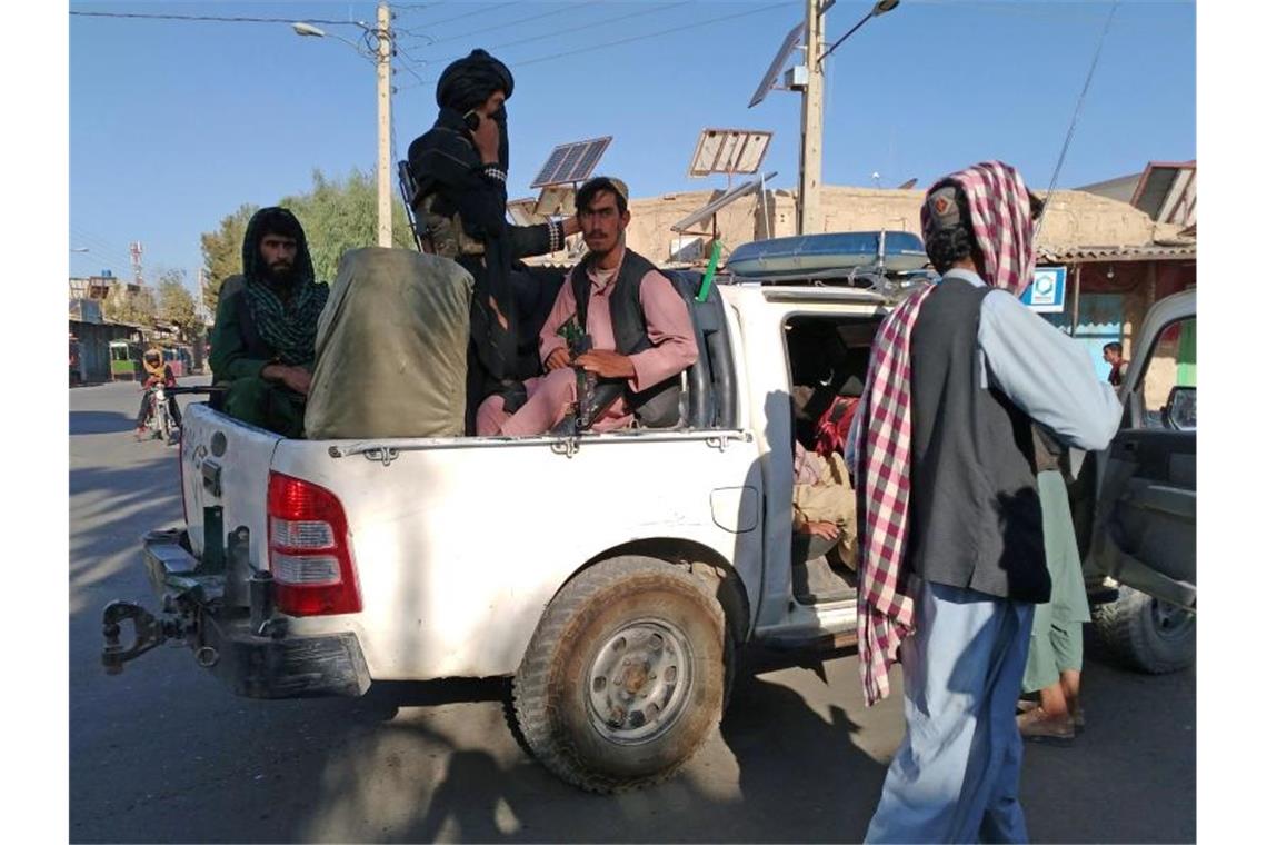 Kabul: USA verstärken Truppen an Flughafen Taliban-Kämpfer patrouillieren in der Stadt Farah. Die militant-islamistische Gruppe weitet ihren schnellen Vormarsch weiter aus. Foto: Mohammad Asif Khan/AP/dpa