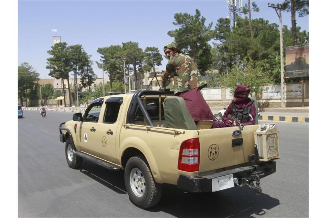 Taliban-Kämpfer patrouillieren in der Stadt Herat. Foto: Hamed Sarfarazi/AP/dpa/Archiv