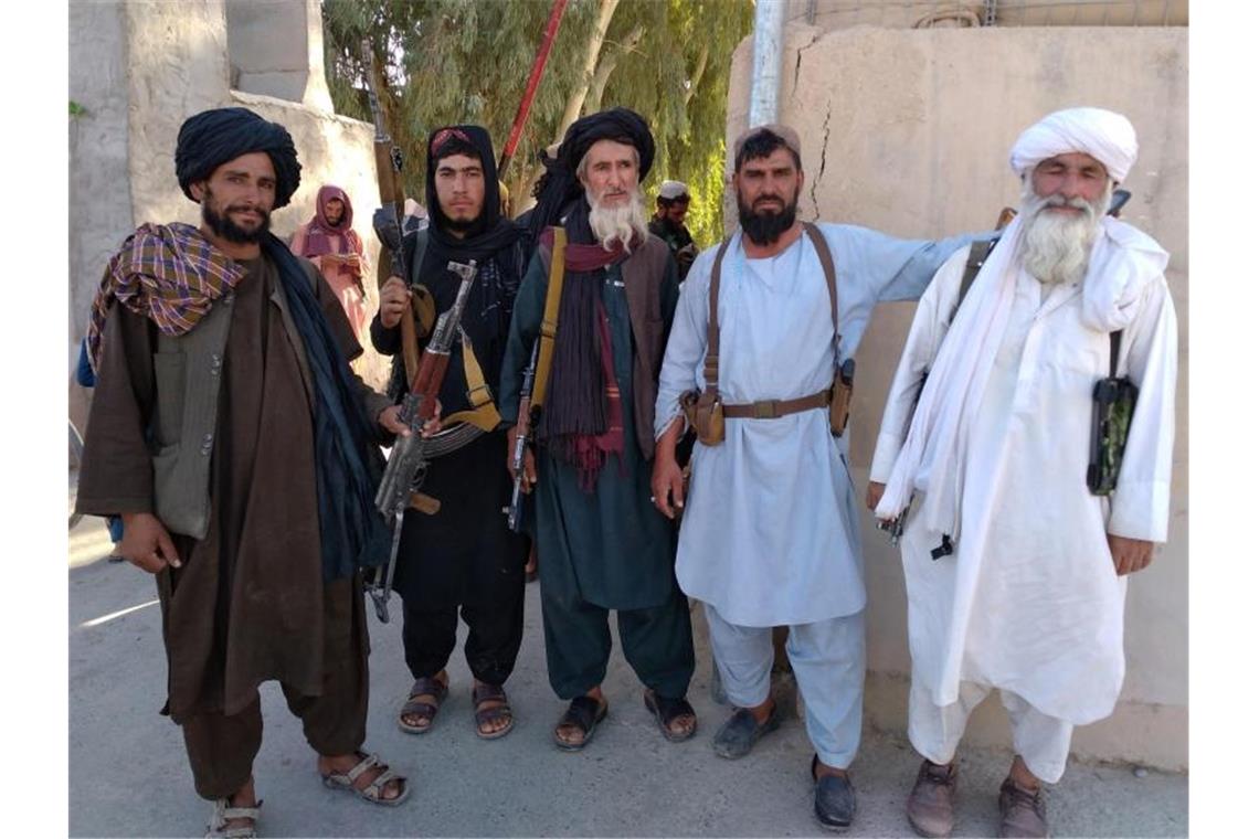 Taliban-Kämpfer posieren nach der Eroberung in in der Stadt Farah. Foto: Mohammad Asif Khan/AP/dpa