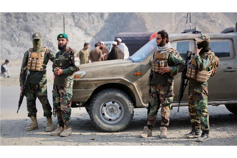 Taliban-Soldaten versammeln sich auf der afghanischen Seite des Grenzübergangs zu Pakistan.