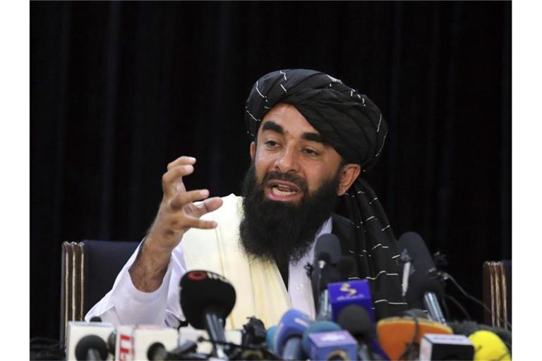 Taliban-Sprecher Sabiullah Mudschahid am 17. August bei seiner ersten Pressekonferenz in Kabul. Foto: Rahmat Gul/AP/dpa