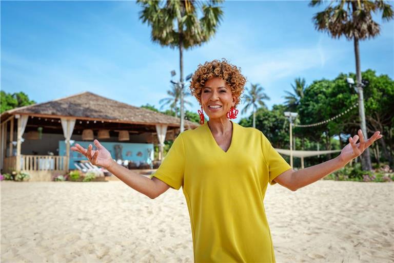 Talkshow-Legende Arabella Kiesbauer übernimmt die Rolle der Gastgeberin am Traumstrand in Thailand.