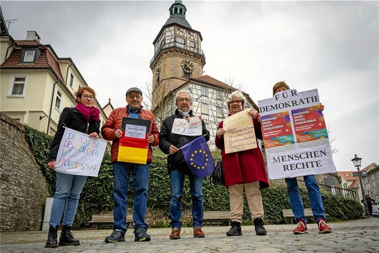 Tamara Götz (von links), Hans-Uwe Schilling, Josef Klein, Monika Schwartz und Gerlinde Wengert haben schon fleißig Schilder gebastelt, um am Samstag gegen rechtsradikales Gedankengut ein Zeichen zu setzen. Foto: Alexander Becher