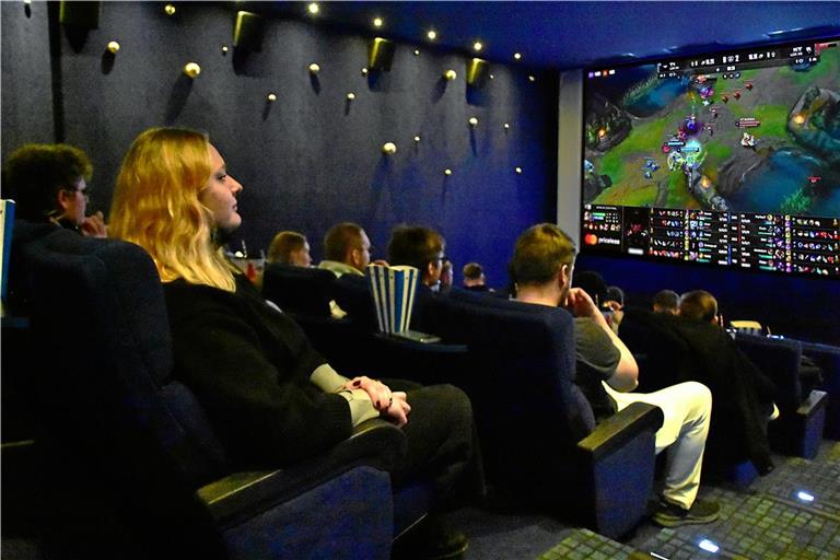 Tamara Wadosch (links) aus Ludwigshafen ist nach Backnang gekommen um das Spektakel auf der Leinwand zu verfolgen.Fotos: T. Sellmaier