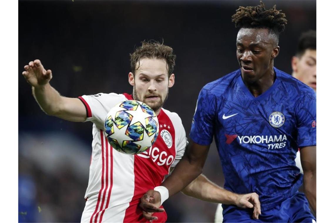 Tammy Abraham (r) von Chelsea und Daley Blind von Ajax im Duell um den Ball. Foto: Frank Augstein/AP/dpa