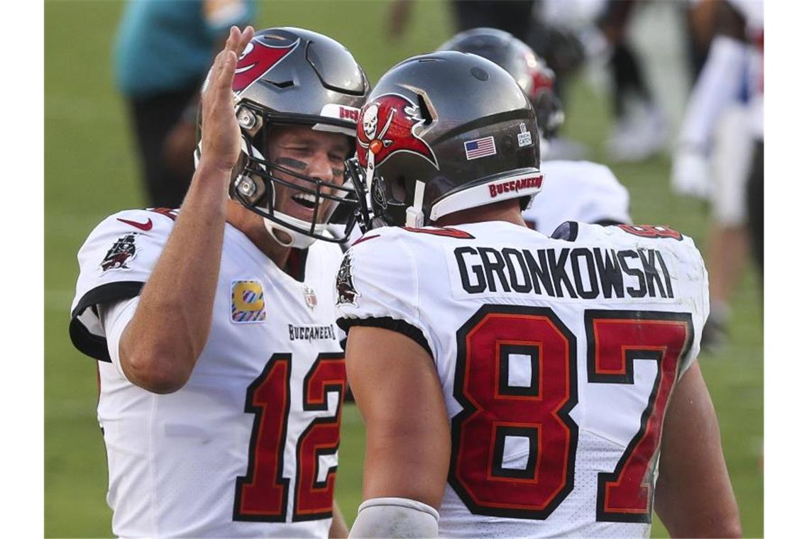 Alles Brady? Wer im Super Bowl noch zum Star werden könnte Tampa Bays Quarterback Tom Brady (l) vertraut seinem Tight End Rob Gronkowski. Foto: Dirk Shadd/Tampa Bay Times via ZUMA Wire/dpa