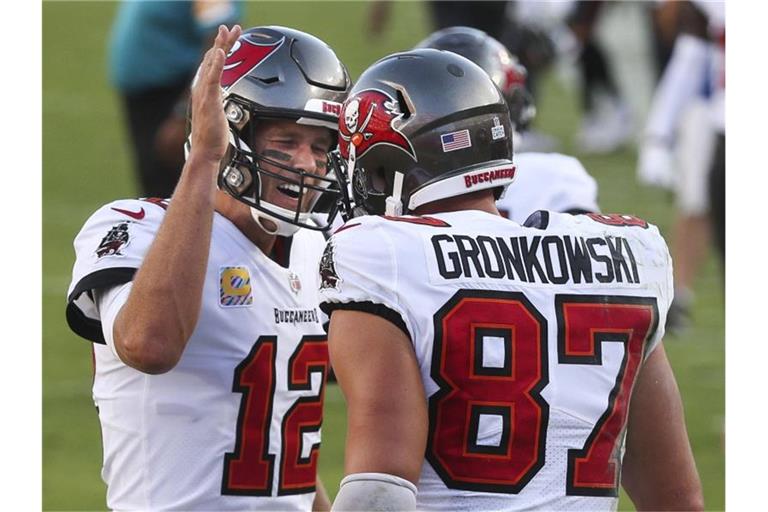 Tampa Bays Quarterback Tom Brady (l) vertraut seinem Tight End Rob Gronkowski. Foto: Dirk Shadd/Tampa Bay Times via ZUMA Wire/dpa