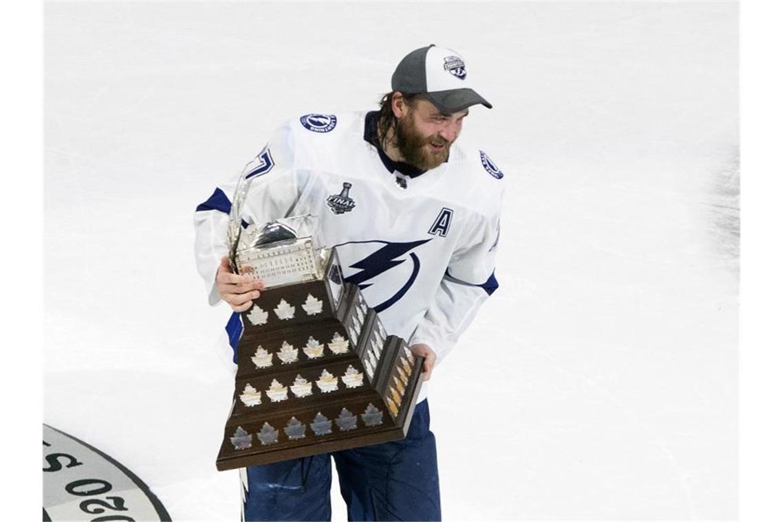 Tampa-Verteidiger Victor Hedman hält die Conn Smythe Trophy und wurde als wertvollster Spieler der Finalserie ausgezeichnet. Foto: Jason Franson/The Canadian Press/AP/dpa