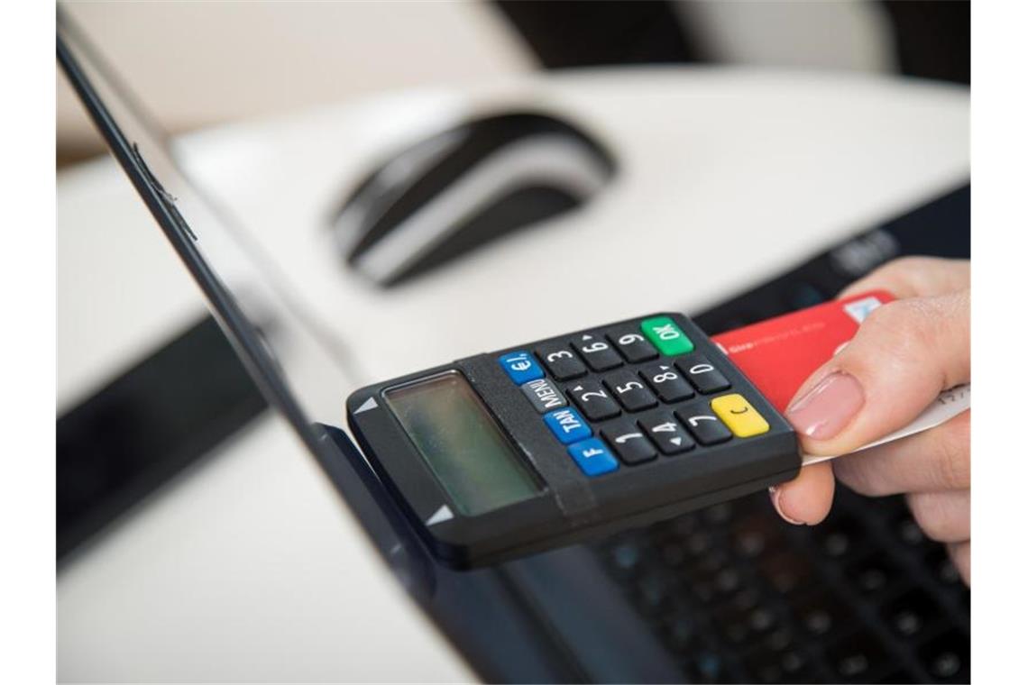Das ändert sich ab Samstag im Online-Banking TAN-Generatoren kombinieren die Bankkarte und einen Code auf dem Bildschirm und generieren so eine TAN. Foto: Christin Klose