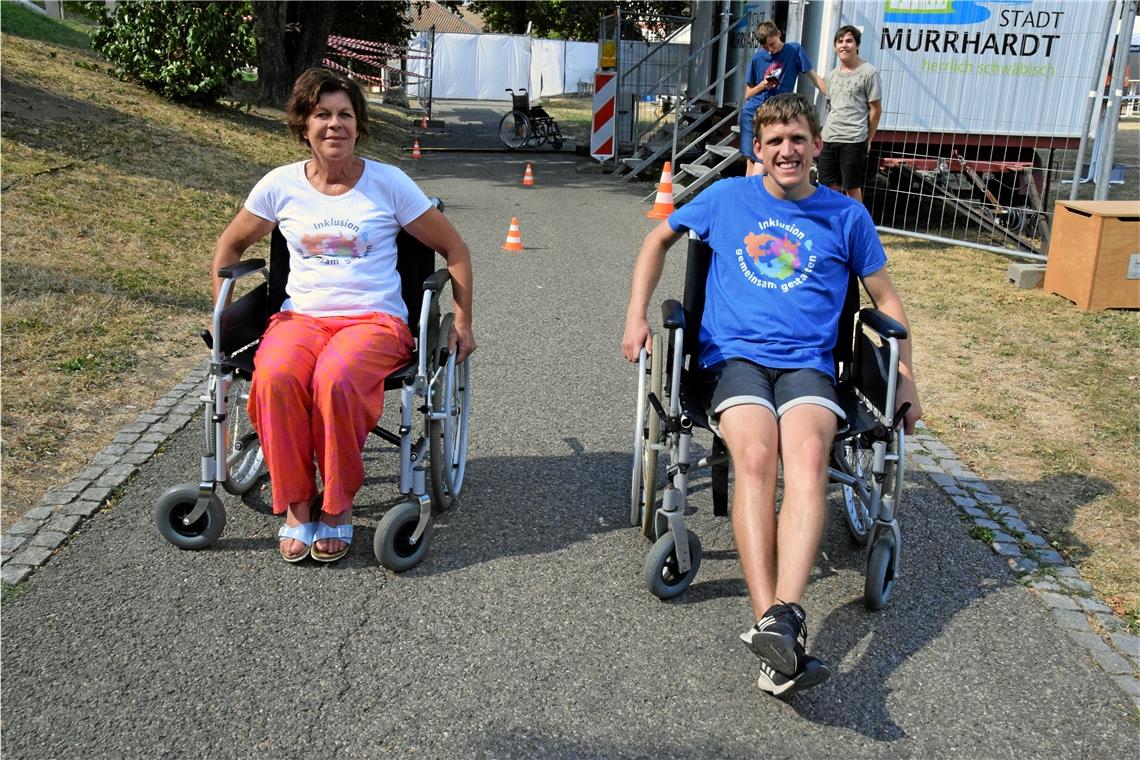 Tandemteam des Kreisjugendrings aus Naturparkführerin Petra Klinger und Nico Eicher beim Rollstuhlfahren. Foto: Elisabeth Klaper